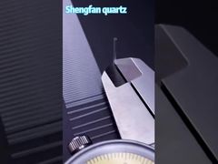 これは髪の毛ほどの細さの石英毛細管です。